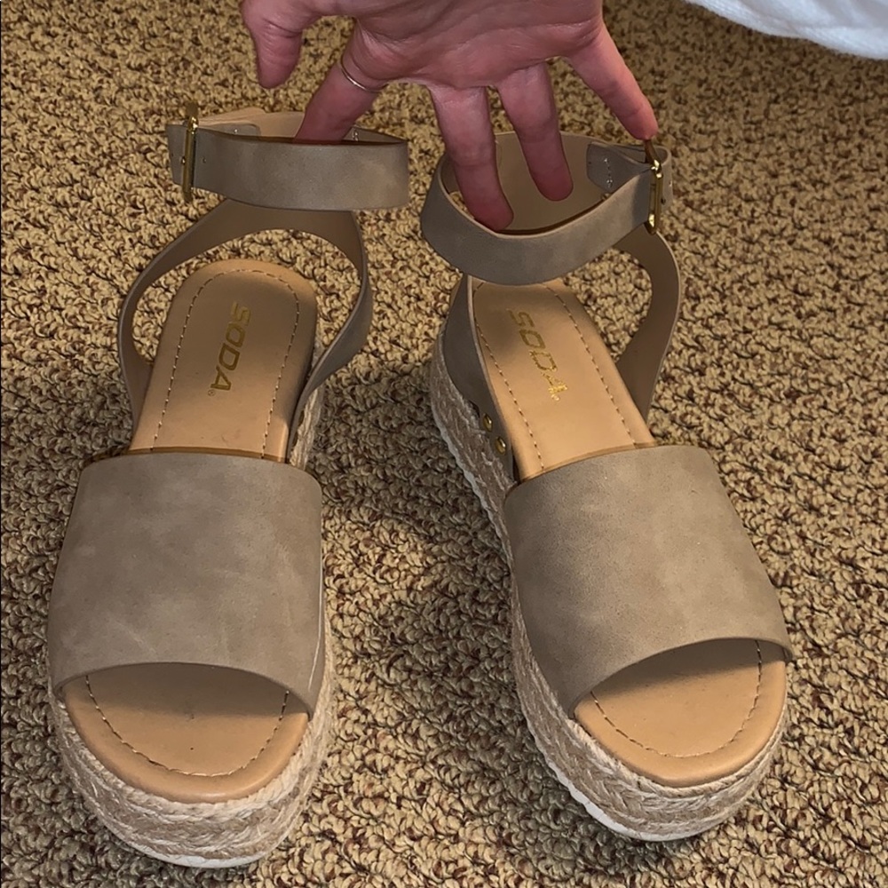 Soda sandals